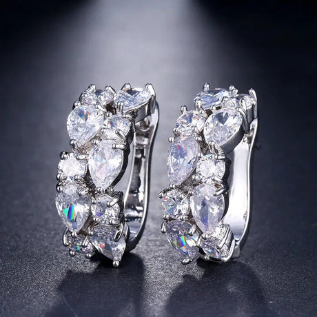 Brincos de Zircônia Cúbica Dourados - Elegância e Brilho para Todos os Momentos Conceitastral