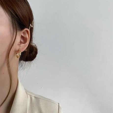 Korean women with earrings Conceitastral